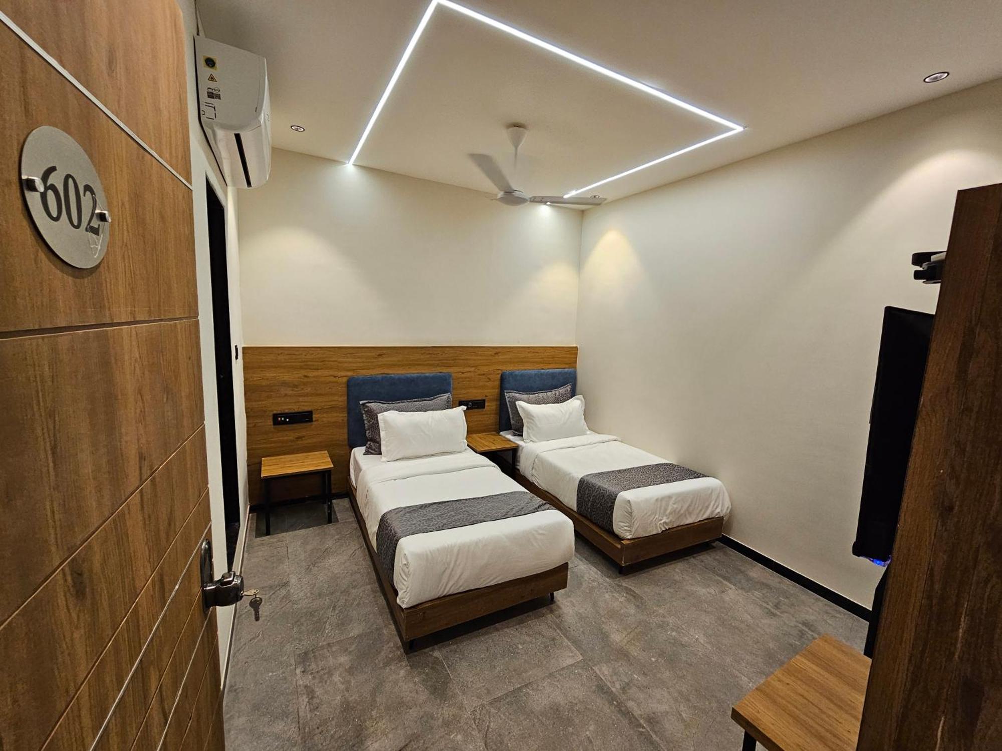 Hotel Nova Palm Rajkot Exterior foto