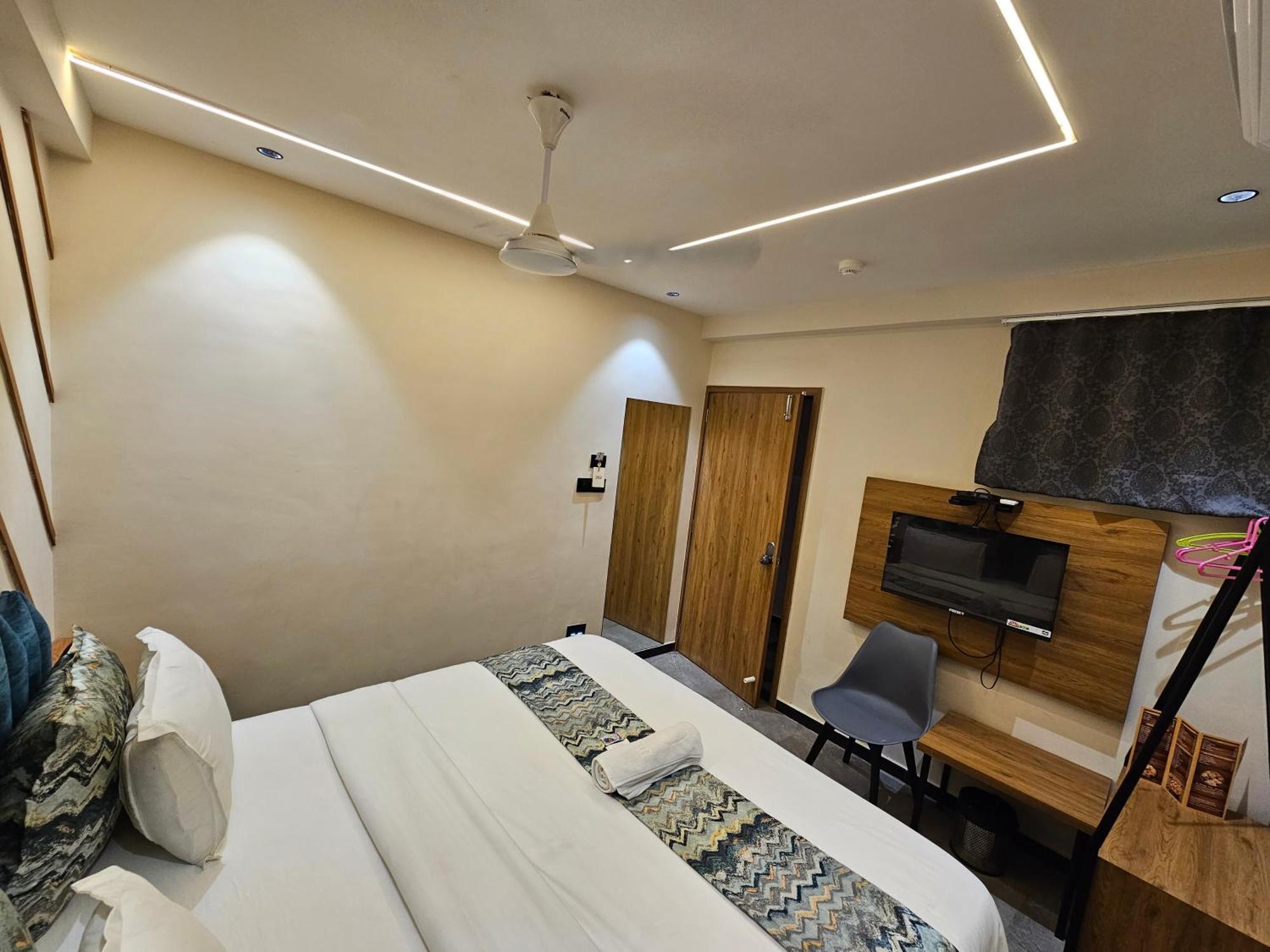Hotel Nova Palm Rajkot Exterior foto